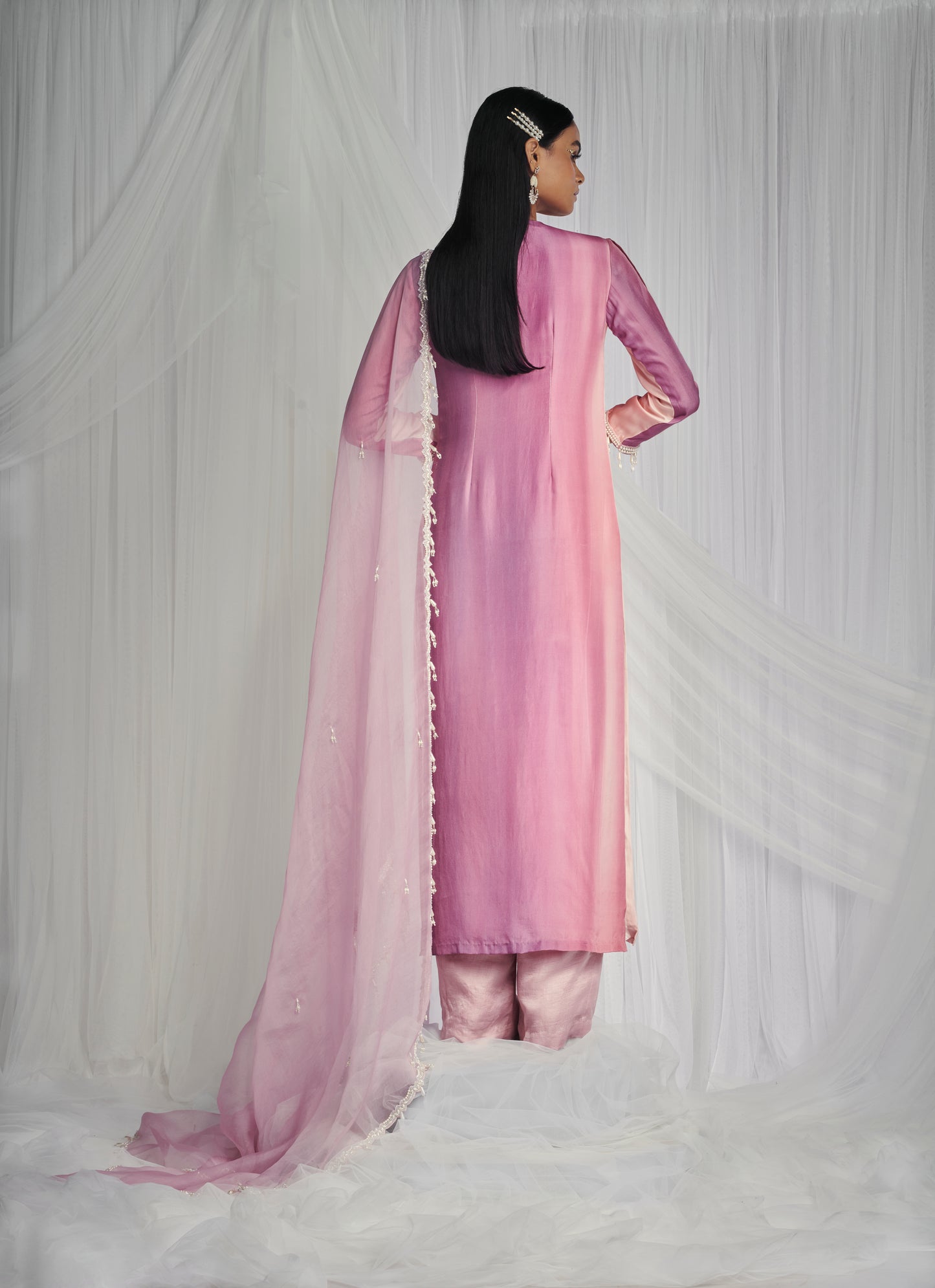 Hanna Khan in Rose Quartz Kurta Set With Pearls
